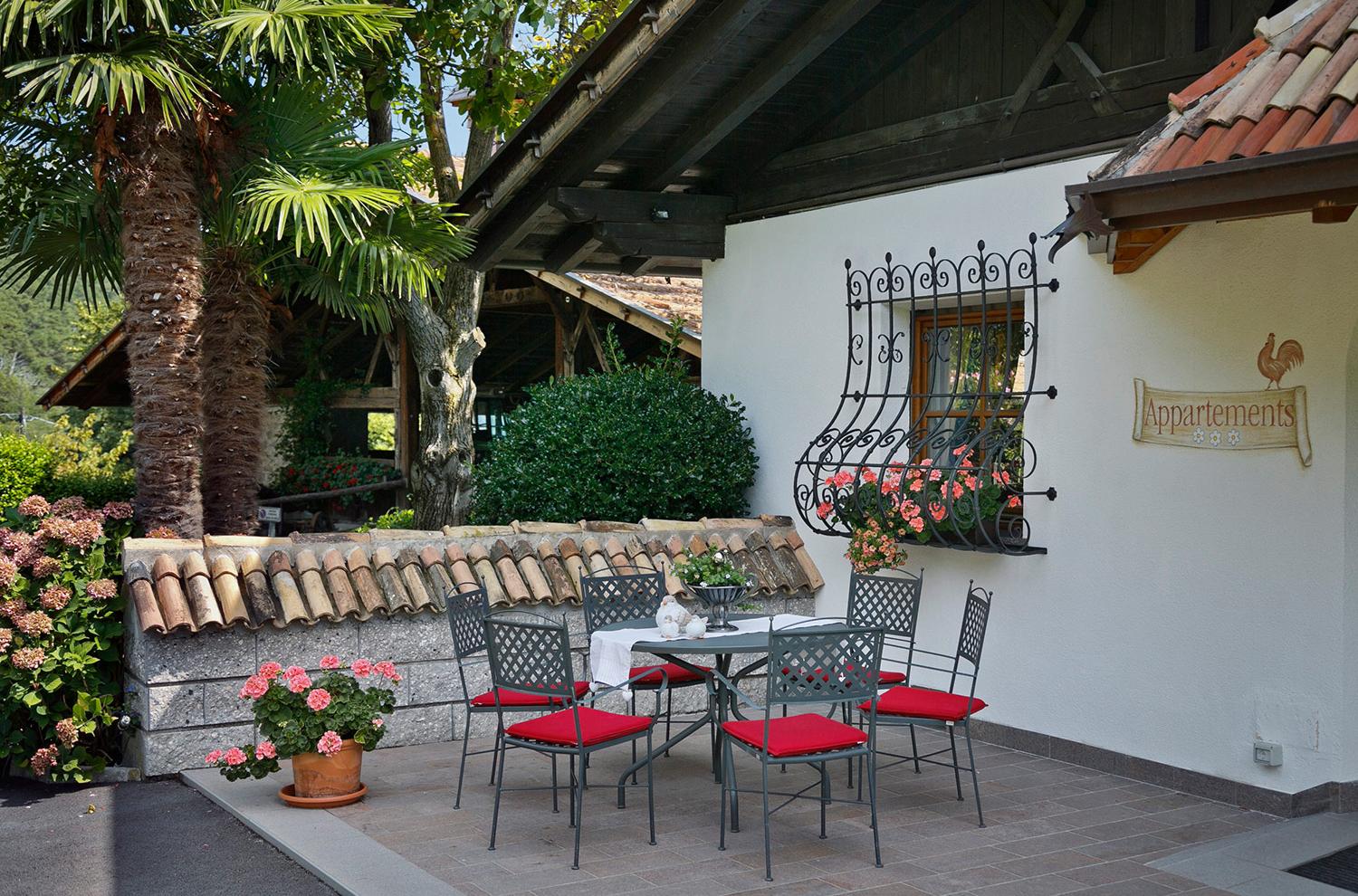 gemütliche Terrasse vor den Apartments Wiedmairhof