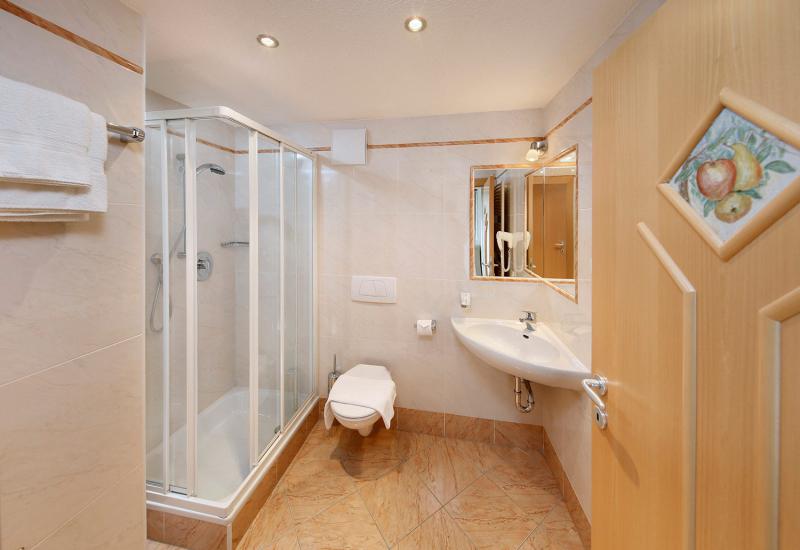 Appartement Schwalbennest − Badezimmer mit geräumiger Dusche