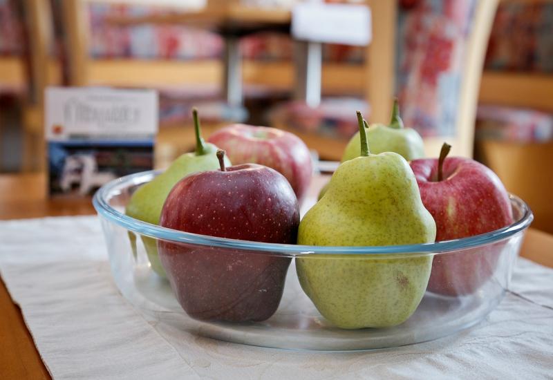 Obstschale mit Äpfeln vom Hof